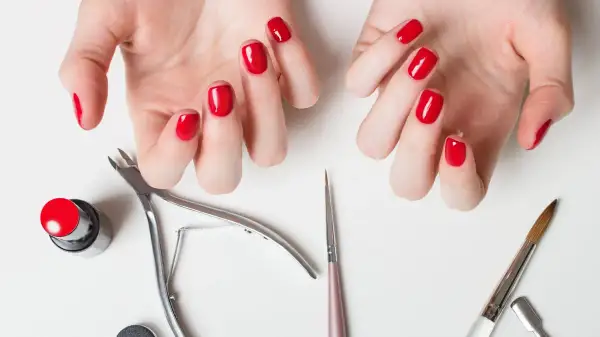 Jak pomalować paznokcie jak profesjonalistka? Trwały manicure!