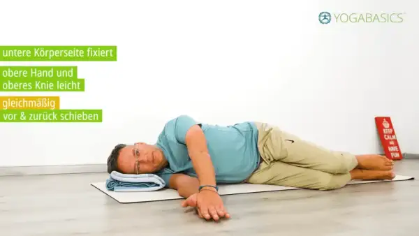 Mann liegt auf der Seite, fixiert untere Körperseite. Oberes Knie und Hand werden sanft vor & zurück geschoben. Was hilft bei Ischiasschmerzen? Yogaübungen!