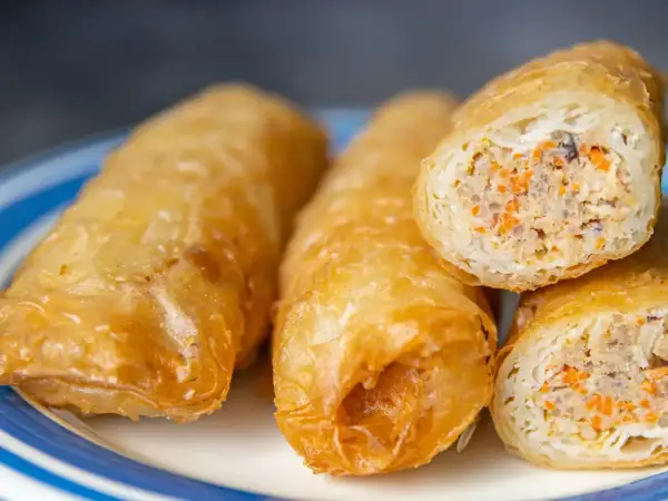 Nems croustillants, garniture visible avec carottes et viande hachée. Une délicieuse recette nems à déguster.