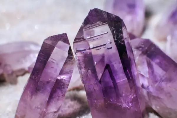 Cristales de amatista morados y translúcidos, mostrando la belleza natural donde se encuentra la amatista.