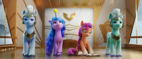 Kucyki z My Little Pony: Nowe Pokolenie w zbrojach stoją obok siebie. Izzy z piłką na głowie i Sunny siedząca przy księdze.