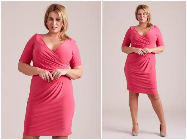 Kobieta plus size w różowej sukience kopertowej z marszczeniem.