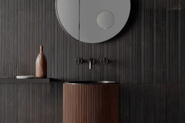 Bagno moderno con lavabo in legno scanalato, rubinetteria in metallo scuro e specchio rotondo. Parete con un suggestivo effetto bambù.