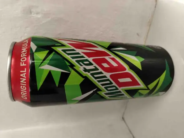 Puszka Mountain Dew z napisem "Original Formula". Czy to energetyk? Tak, to napój gazowany, który często jest wybierany dla pobudzenia.
