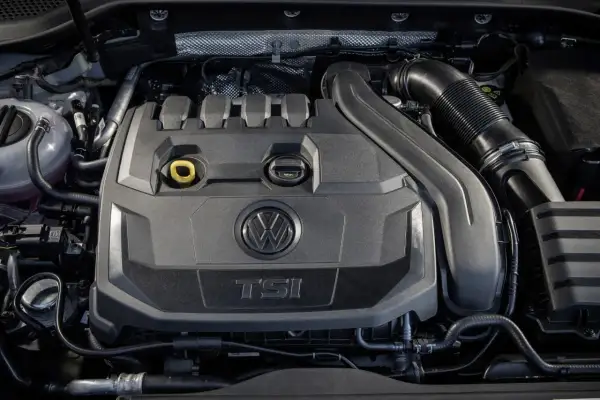 Silnik Volkswagen 1.5 TSI z widocznym logo i oznaczeniem TSI.