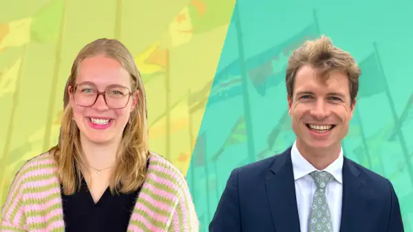 Zwei lächelnde Personen vor einer Collage aus Flaggen. Sie könnten über das internationale relations gehalt sprechen.
