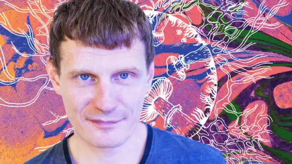 Portret mężczyzny z niebieskimi oczami na tle psychodelicznej grafiki z grzybami i abstrakcyjnymi kształtami.