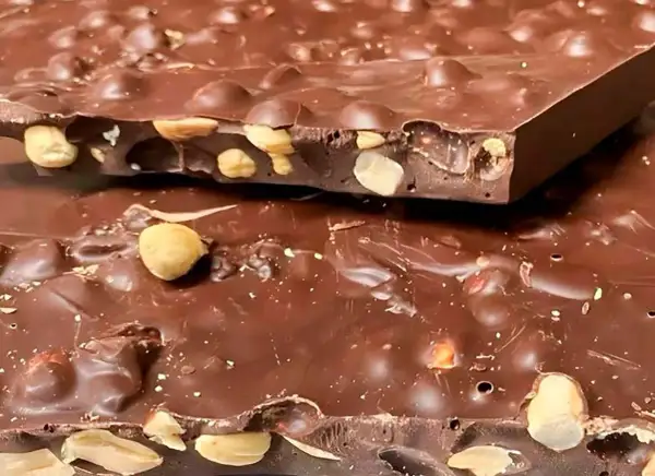 Tableta de chocolate con frutos secos, un placer que te transporta a Zaragoza.
