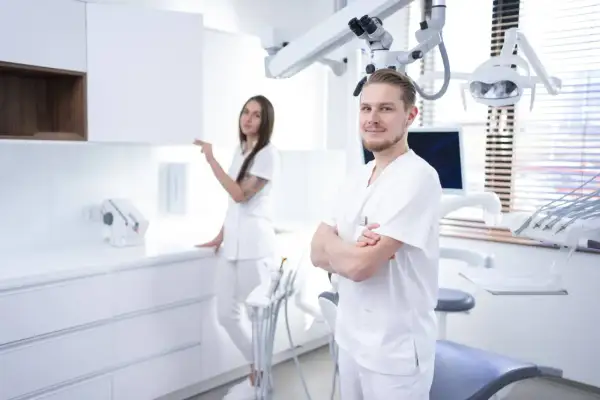 Dentysta z asystentką w gabinecie. Zastanawiasz się, czy osemki trzeba wyrwac? Zapytaj specjalistę.
