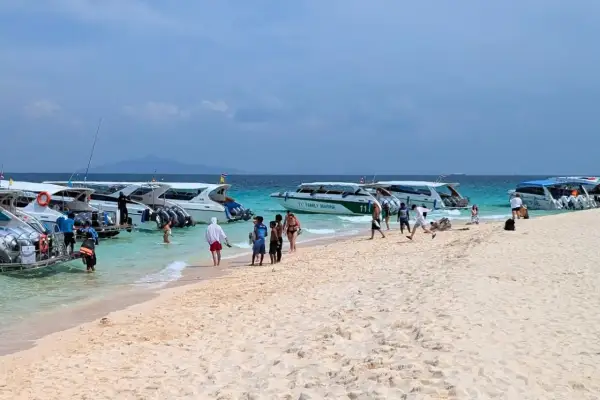 Piękna plaża w Tajlandii, łodzie czekają na turystów. Marzenie o wizie do Tajlandii staje się rzeczywistością.