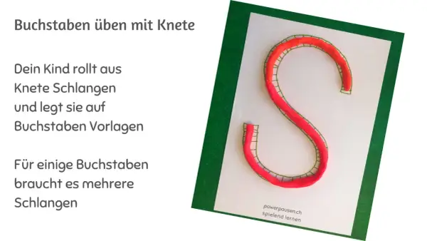Rote Kneteschlangen formen den Buchstaben S auf einer Vorlage. Kinder üben so spielerisch, Buchstaben zu schreiben.