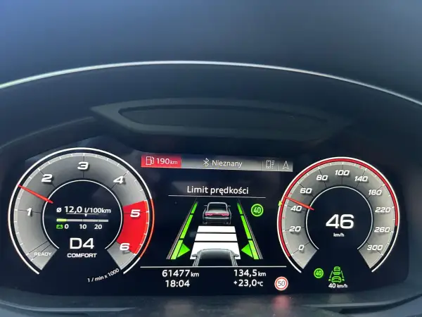 Na wyświetlaczu samochodu widać działający tempomat adaptacyjny. Prędkość wynosi 46 km/h, a system utrzymuje bezpieczną odległość od poprzedzającego pojazdu.