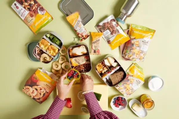 Gesunder Brotbelag: Nüsse, Trockenfrüchte und Beeren für die Lunchbox. Seeberger bietet vielfältige Snacks für unterwegs.