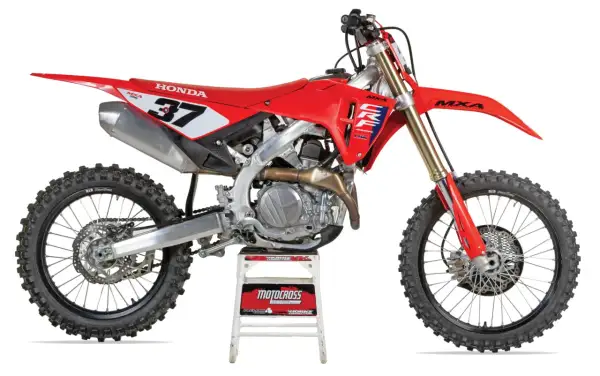 Honda CRF 450R roja lista para la acción, con el número 37 en el lateral.