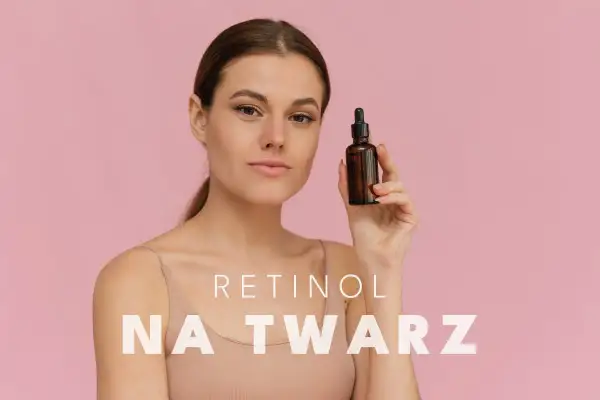 Kobieta prezentuje serum z retinoidami na twarz.