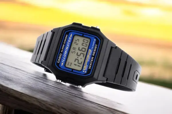 Klasyczny zegarek Casio z serii Illuminator, jeden z popularnych modeli wśród wielu **marek zegarków**.
