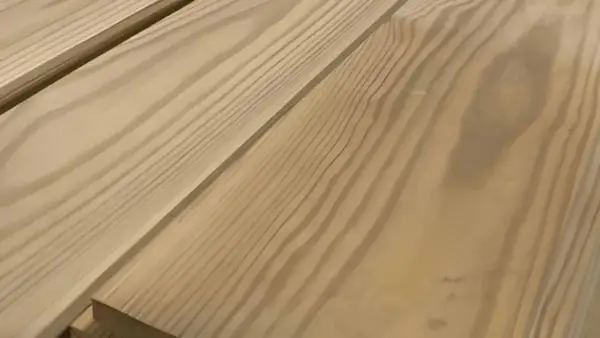 Tablones de madera clara con vetas marcadas, listos para el tratamiento autoclave madera.