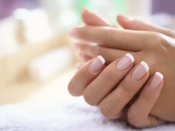 Mains soignées avec une manucure française parfaite. Apprenez comment faire une french manucure pour un look élégant.