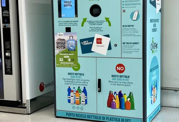 Macchina per la raccolta bottiglie plastica PET. Istruzioni per il riciclo e premi in palio.