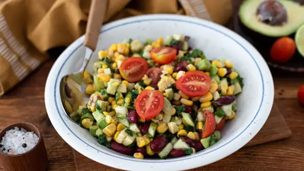 Bunter Kidneybohnen Salat mit Mais, Avocado und Tomaten. Ein erfrischender Genuss!