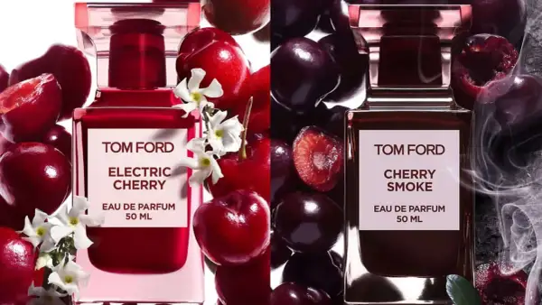 Dwa flakony perfum Tom Ford: Electric Cherry z białymi kwiatami i świeżymi wiśniami, oraz Cherry Smoke z dymem i ciemnymi wiśniami.