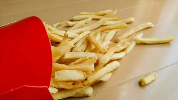 Duże frytki McDonald's: 114g, 330 kcal. Co jeszcze musisz wiedzieć?