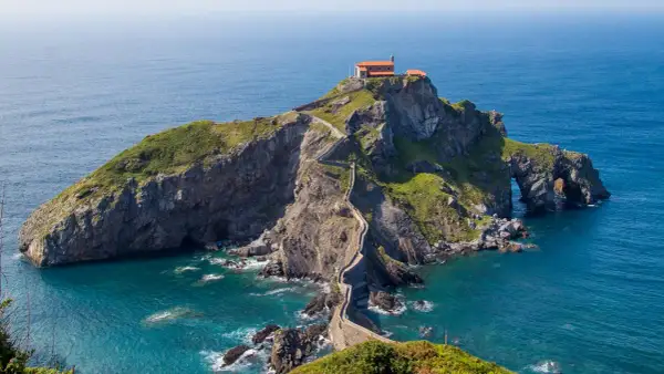 El camino de san sebastian a bilbao por la costa te lleva a este islote con ermita y escalinata, un paisaje espectacular.