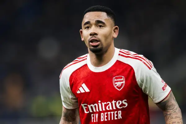 Gabriel Jesus w koszulce Arsenalu, zmartwiony, być może po kontuzji.