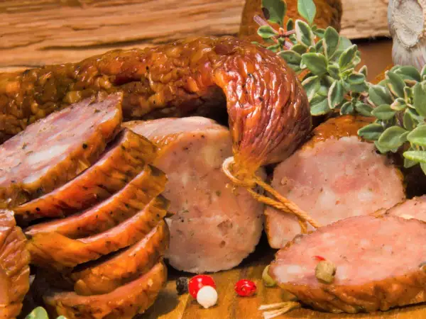 Apetyczny przepis na 10 kg kiełbasy. Wędzona, pokrojona, z ziołami i pieprzem.