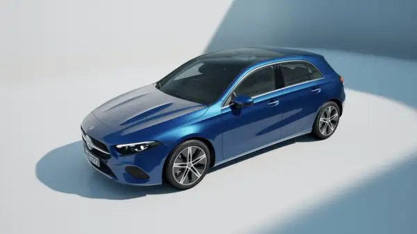 Un elegante Mercedes Clase A W177 azul metálico con techo panorámico, capturado en un estudio con iluminación suave.