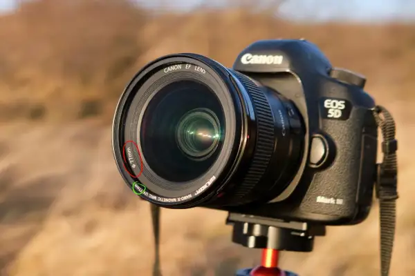 Canon EOS 5D Mark III z obiektywem Canon EF Lens, widoczna średnica 77mm, idealna do montażu filtrów do zdjęć.