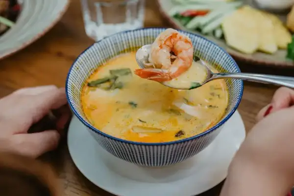 Aromatyczna zupa na imprezę urodzinową z krewetką na łyżce.