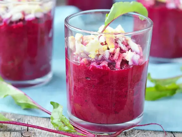 Verrine betterave, une purée onctueuse surmontée d'œufs durs émiettés et de quelques feuilles de betterave.