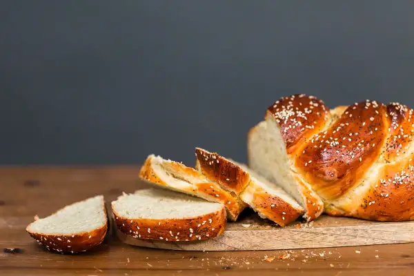 Czy chałka tuczy? Sprawdź, jak wpływa na Twoją wagę i dietę