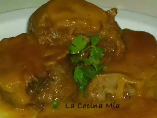 Deliciosa lengua de ternera en salsa, un plato tradicional español.
