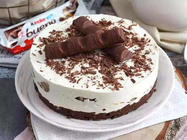 Pyszny sernik kinder bueno z kawałkami czekolady i wafelkami na wierzchu. Idealny deser dla fanów słodkości.