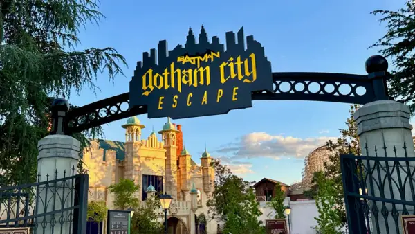 Entrada a **Gotham City** de Warner Bros. con el letrero "Batman Gotham City Escape" y arquitectura temática.