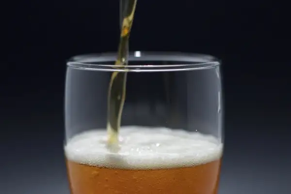 Alkohol po wyrwaniu zęba? Kiedy jest bezpieczny i co ryzykujesz?