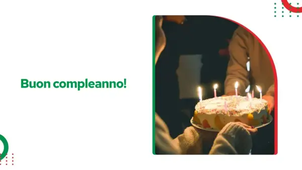 Tort urodzinowy z zapalonymi świeczkami, ktoś trzyma go w rękach. Napis "Buon compleanno!" życzy wszystkiego najlepszego sto lat po włosku.