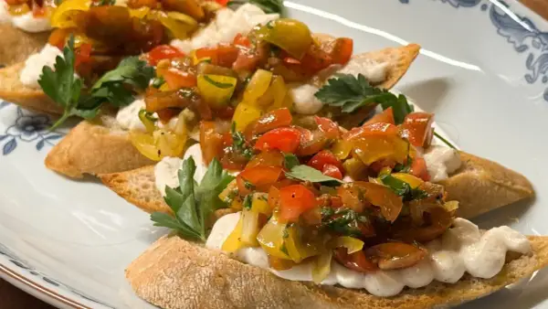 Läckra bruschettor med krämig ost och färgglada tomater, ett perfekt bruschetta recept för sommaren.