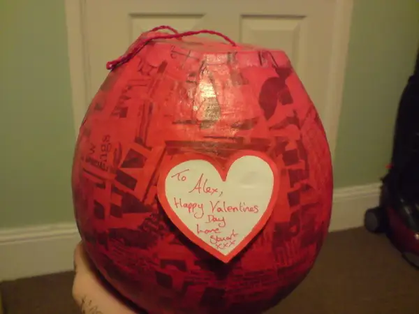 Czerwony balon z sercem i napisem "To Alex, Happy Valentines Day love Stuart xxx". Jak zrobić taki prezent w balonie?