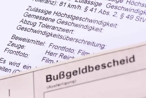 Bußgeldbescheid mit Details zur Geschwindigkeitsüberschreitung. Hier könnte man prüfen, ob ein Fahrverbot umgewandelt werden kann.