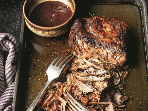 Pyszna, soczysta szarpana wieprzowina z sosem BBQ. Idealny przepis na obiad, który zachwyci każdego.