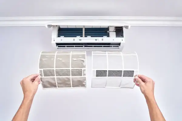 Saubere und schmutzige Filter einer Split-Klimaanlage im Vergleich. Regelmäßige Wartung ist wichtig für die Luftqualität.