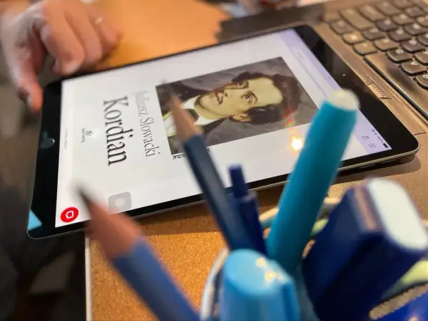 Na ekranie tabletu widnieje portret Juliusza Słowackiego i tytuł "Kordian". To idealne narzędzie do szybkiego zapoznania się z treścią, gdy potrzebny jest kordian streszczenie krótkie.