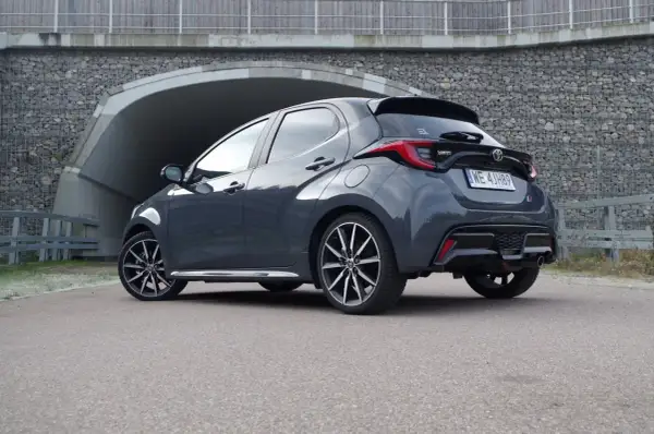 Szary Toyota Yaris Hybrid stoi przed tunelem.