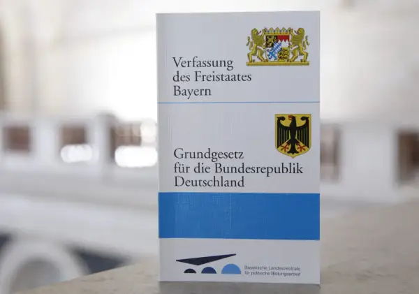 Verfassung des Freistaates Bayern und Grundgesetz für die Bundesrepublik Deutschland. Ein Buch, das die bayerische Verfassung und das deutsche Grundgesetz vereint.