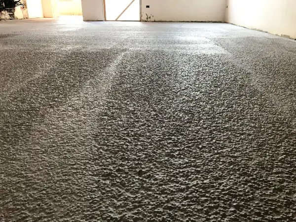 Superficie grezza di cemento per massetto esterno, pronta per la posa.
