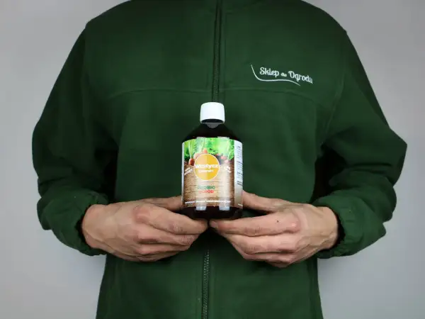 Wrotycz ekstrakt, naturalny środek mikrobiologiczny, który pomoże pozbyć się pędraków z Twojego ogrodu.
