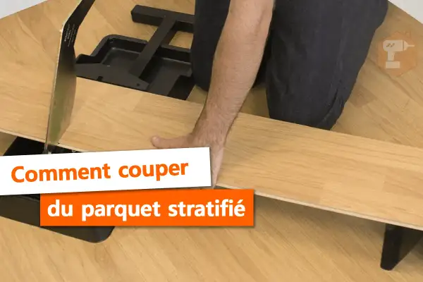 Un homme utilise un outil pour la découpe de parquet stratifié.